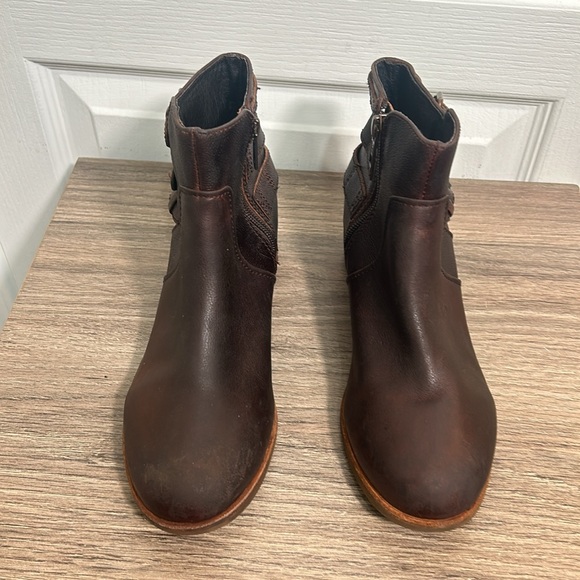 UGG AUSTRALIA VOLTA WOMEN ANKLE BOOTS CHOCOLATE BROWN SIDE ZIPPER SIZE6 - Picture 3 of 11